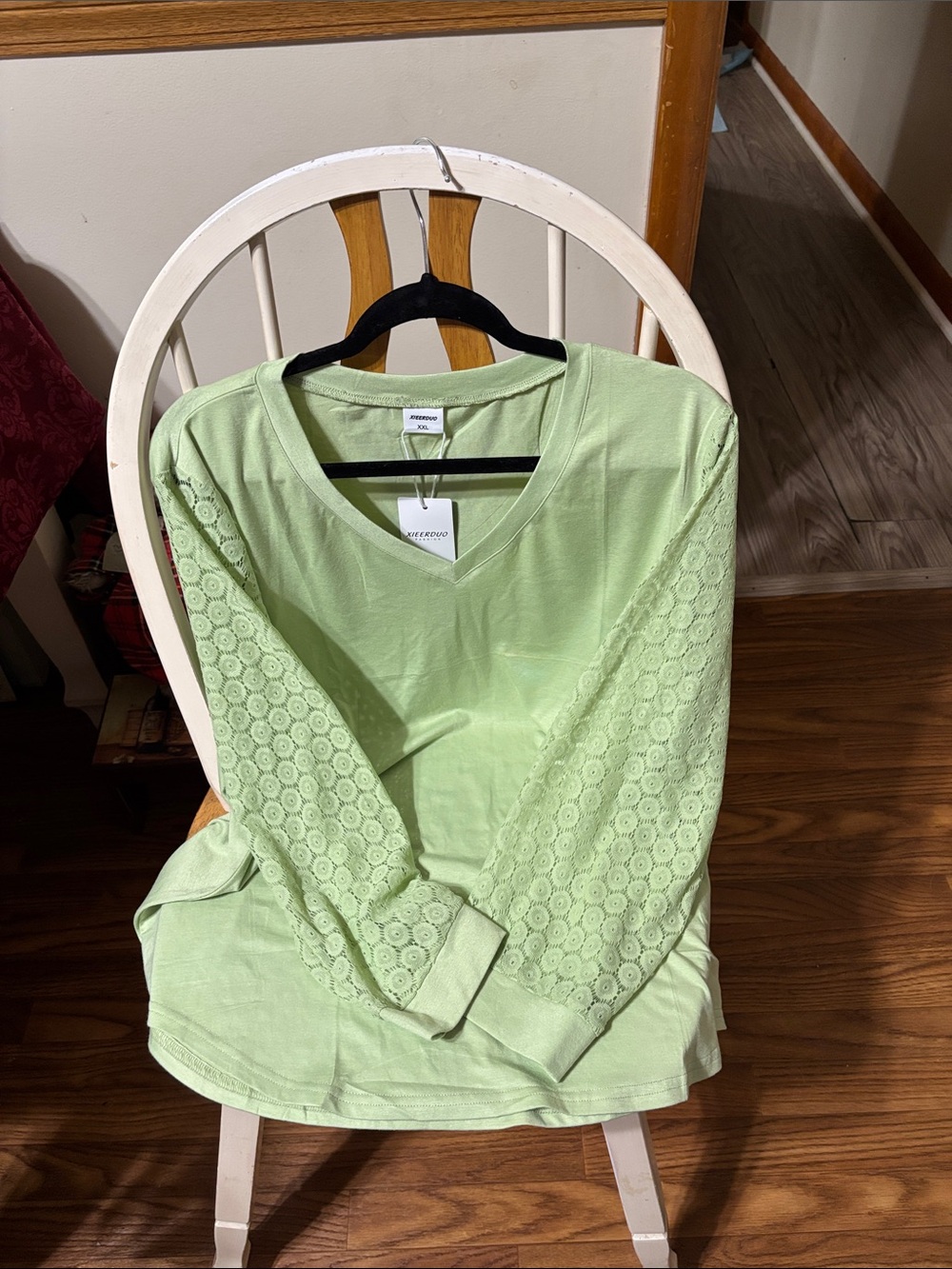 Women's Light Green V-Neck Long Sleeve Tee with Lace Sleeves